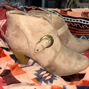 New Maurices size 11 Tan Heeled Boots with Western Charm